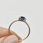 Sárga arany gyűrű gyémánttal és zafírral