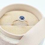 Sárga arany gyűrű gyémánttal és zafírral