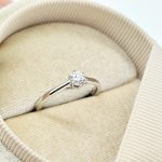 Fehér arany gyűrű gyémánttal