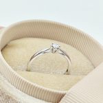 Fehér arany gyűrű gyémánttal