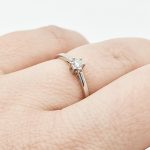 Fehér arany gyűrű gyémánttal