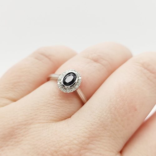 Fehér arany gyűrű gyémánttal és zafírral