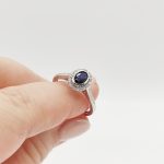 Fehér arany gyűrű gyémánttal és zafírral