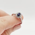 Fehér arany gyűrű gyémánttal és zafírral