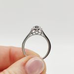 Fehér arany gyűrű gyémánttal és zafírral