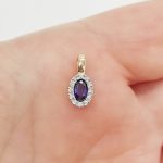 Sárga arany medál gyémánttal és zafírral