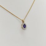 Sárga arany medál gyémánttal és zafírral