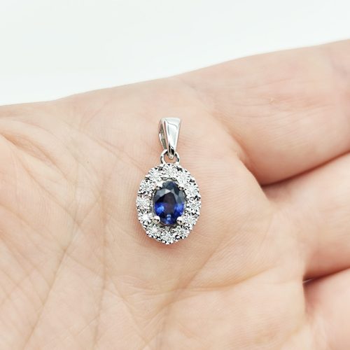 Fehér arany medál gyémánttal és zafírral