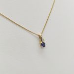 Sárga arany medál gyémánttal és zafírral