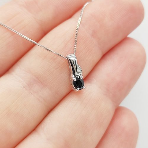 Fehér arany medál gyémánttal és zafírral