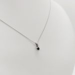 Fehér arany medál gyémánttal és zafírral