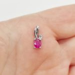 Fehér arany medál gyémánttal és rubinnal