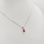 Fehér arany medál gyémánttal és rubinnal