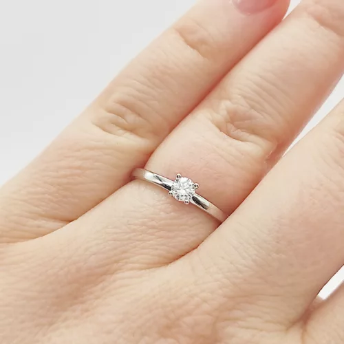 Fehér arany gyűrű gyémánttal