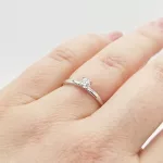 Fehér arany gyűrű gyémánttal