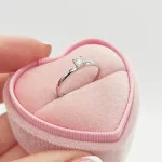 Fehér arany gyűrű gyémánttal