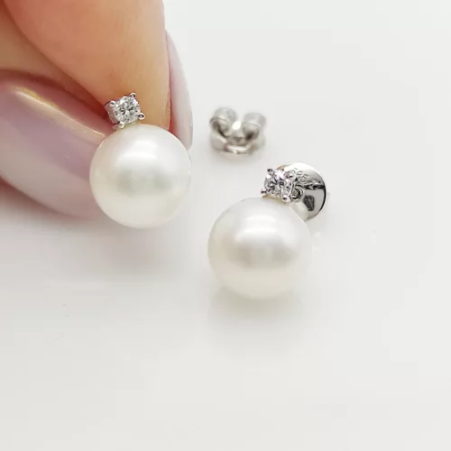 Fehér arany fülbevaló gyémánttal és gyönggyel