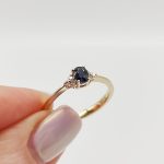 Sárga arany gyűrű gyémánttal és zafírral