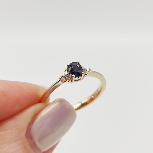 Sárga arany gyűrű gyémánttal és zafírral