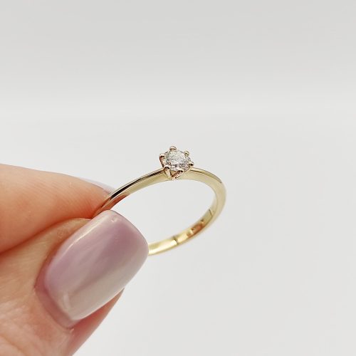 Sárga arany gyűrű gyémánttal