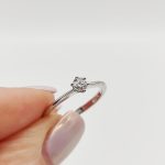 Fehér arany gyűrű gyémánttal