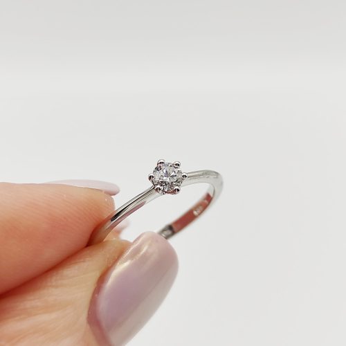 Fehér arany gyűrű gyémánttal