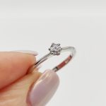 Fehér arany gyűrű gyémánttal