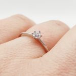 Fehér arany gyűrű gyémánttal