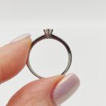 Fehér arany gyűrű gyémánttal