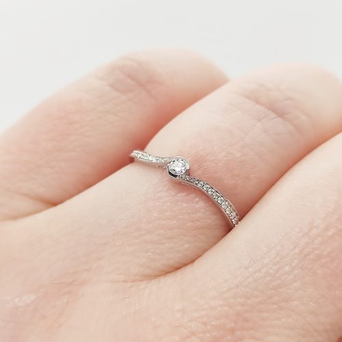 Fehér arany gyűrű gyémánttal