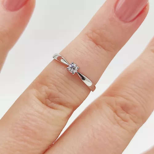 Fehér arany gyűrű gyémánttal