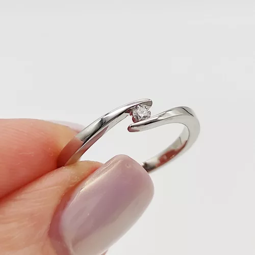 Fehér arany gyűrű gyémánttal