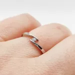 Fehér arany gyűrű gyémánttal