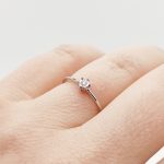 Fehér arany gyűrű gyémánttal