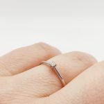 Fehér arany gyűrű gyémánttal