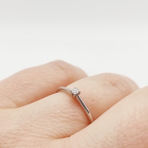 Fehér arany gyűrű gyémánttal