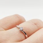 Fehér arany gyűrű gyémánttal