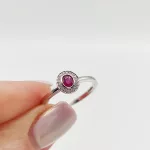 Fehér arany gyűrű gyémánttal és rubinnal