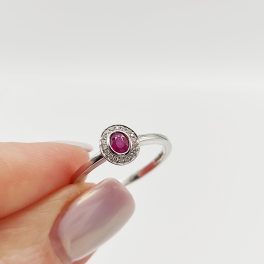 Fehér arany gyűrű gyémánttal és rubinnal