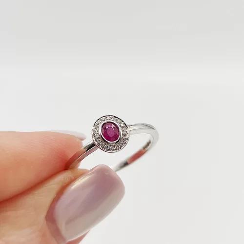 Fehér arany gyűrű gyémánttal és rubinnal