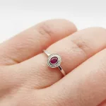 Fehér arany gyűrű gyémánttal és rubinnal