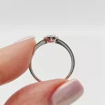 Fehér arany gyűrű gyémánttal és rubinnal