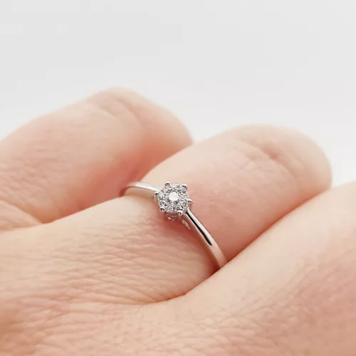 Fehér arany gyűrű gyémánttal