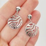 Ezüst mutatós modern fülbevaló