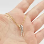 Sárga-fehér arany medál gyémánttal