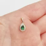 Sárga arany medál gyémánttal és smaragddal