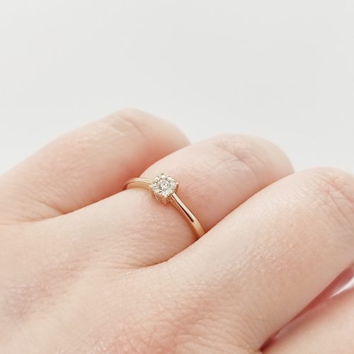 Sárga arany gyűrű gyémánttal