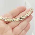 Sárga arany elől szélesedő modern nyakék