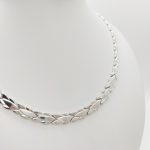 Fehér arany levél mintás elől szélesedő nyakék