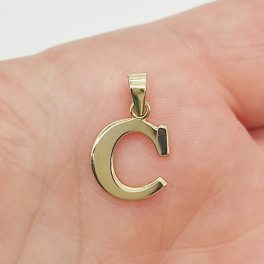 Sárga arany "C" betű medál kő nélkül